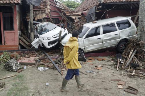 Un habitante de Carita, observa los daños producidos por el tsunami. (Foto: DIAN TRIYULI HANDOKO/AP)