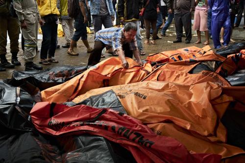 Un hombre mira entre las bolsas con los cuerpos de las víctimas del tsunami en una morgue improvisada en Carita, Indonesia. (Foto: Ed Wray/ GETTY IMAGES)