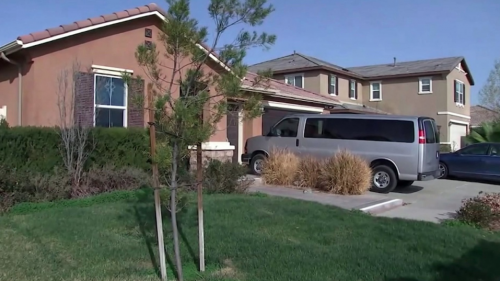 Los trece jóvenes fueron encontrados en condiciones precarias en el interior de la casa ubicada en Perris, California. (Foto: AP)
