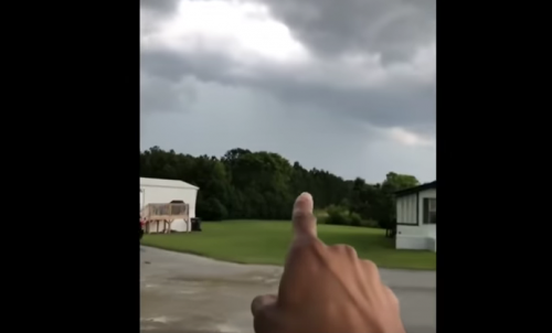 El joven señalaba por dónde estaba la tormenta. (Foto: captura de pantalla)