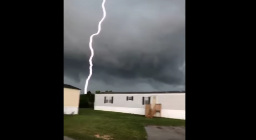 El rayo se vio a lo lejos y pronto viajó hasta caer a la par del muchacho. (Foto: captura de pantalla)