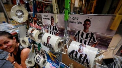 La imagen de Cristiano Ronaldo aparece en el papel higiénico que se vende en Nápoles. (Foto: ElBocón)