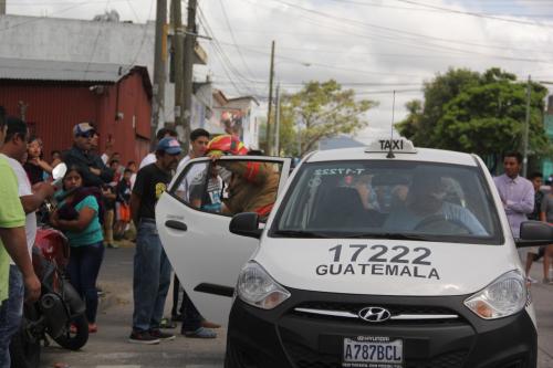 El rescatista se abrió paso entre la gente para ser otro elemento de apoyo. (Foto: Fredy Hernández/Soy502)