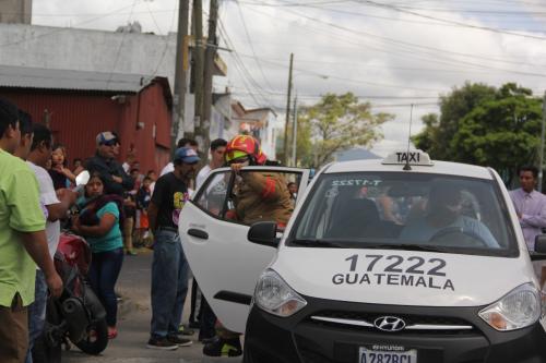 La gente se quedó sorprendida por la manera en que llegó el bombero. (Foto: Fredy Hernández/Soy502)