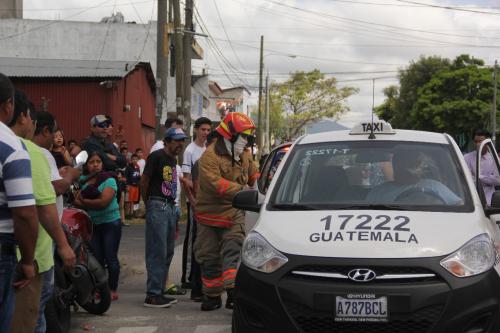 Tras pagar el servicio, el rescatista se dirigió a recibir instrucciones para sumarse a las labores para controlar el fuego. (Foto: Fredy Hernández/Soy502)