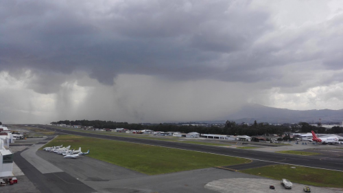 El fuerte sol y la altitud de las nubes provocaron humedad y lluvia. (Foto: MeteorologíaGT)