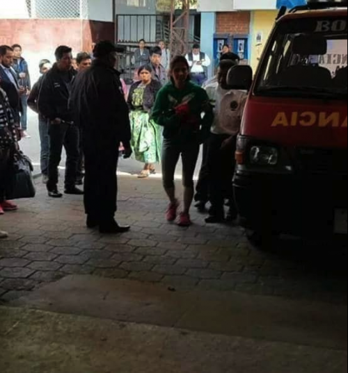 Los bomberos trasladaron a la mujer al Hospital Regional de Occidente. (Foto: captura de pantalla)