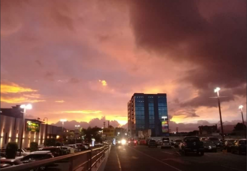 El atardecer fue compartido en fotografías en Facebook. (Foto: captura de pantalla)