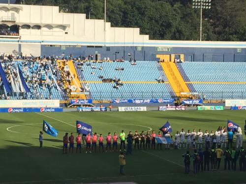 La afición también uso los colores de la bandera nacional a modo de protesta. (Foto: Fredy Hernández/Soy502)
