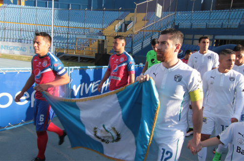 Ambos capitanes entraron a la cancha sosteniendo la bandera de Guatemala. (Foto: Luis Barrios/Soy502)