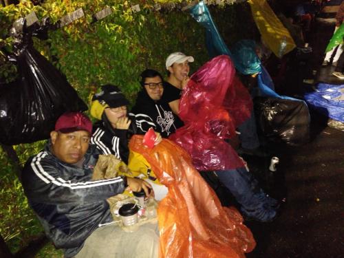 Integrantes de varios "club de fans" de Arjona esperan pacientemente fuera del concierto. (Foto: Pandilla Arjoneana)