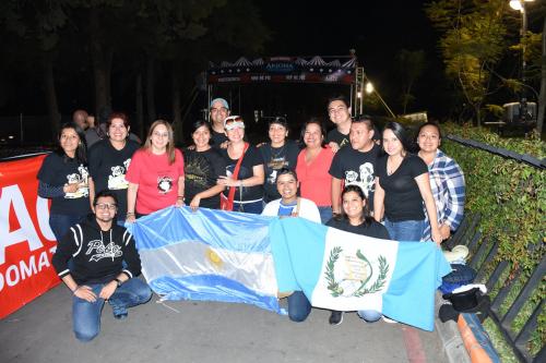 Los fanáticos de Arjona expresan su emoción. (Foto: Jorge López/Nuestro Diario)