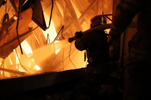 Cerca de 30 mil galones de agua fueron necesarios para apagar las llamas. (Foto: Bomberos Municipales)