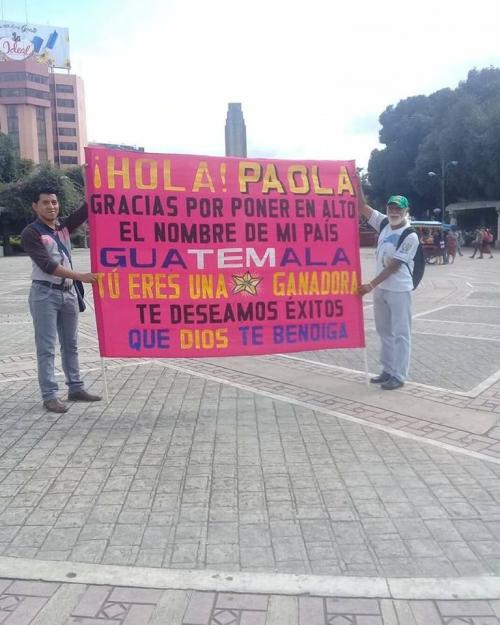 Felipe Flores apoyó a Paola con una manta hecha a mano. (Foto: Azteca Guatemala/Santiago García)