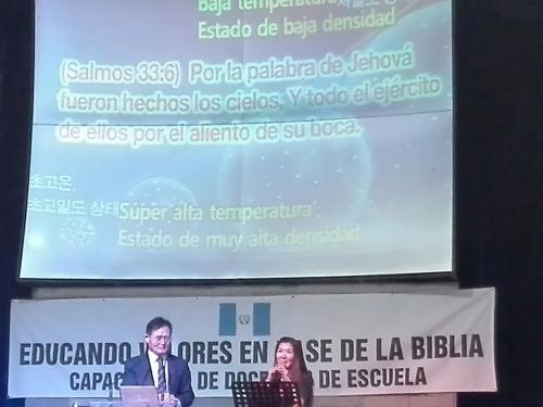 El pastor Choi y su hija durante la actividad de los maestros. (Foto: Soy502)