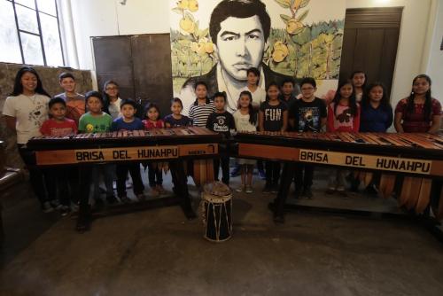 Ellos son algunos de los miembros de la Marimba Brisa del Hunahpu. (Foto: Alejandro Balán/Soy502)