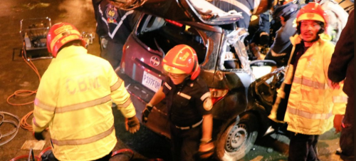 Los paramédicos trabajaron en conjunto para rescatar a los ocupantes. (Foto: Bomberos Municipales)