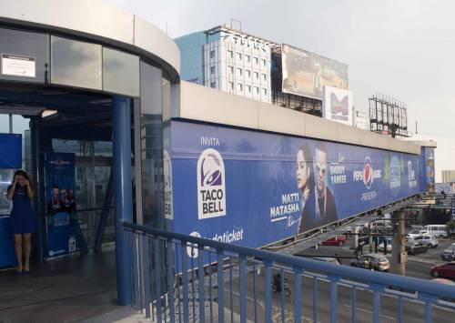 Los transeúntes se unieron a la fiesta en medio de la pasarela de Zona Pradera. (Foto: Magui Medina/Soy502)