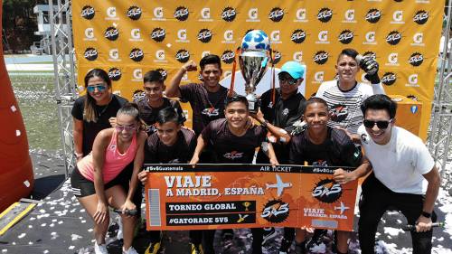 Los ganadores dedicaron la Copa a sus familiares y amigos. (Foto: George Rojas/Soy502)