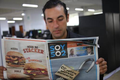 Mitchele Castillo Zebadua, mientras espera ser recibido en su primer día laboral. (Foto: Fredy Hernánez/Soy502)