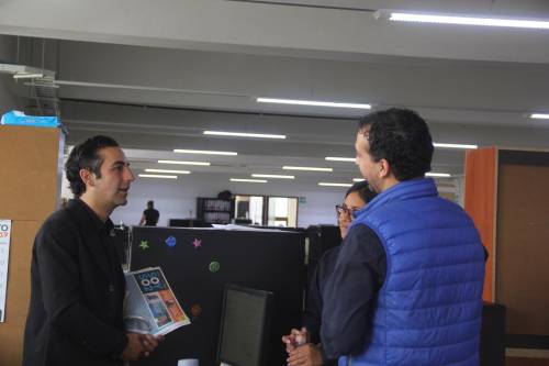 Personal de la empresa se acercó a Mitchele para conocerlo. (Foto: Fredy Hernández/Soy502)