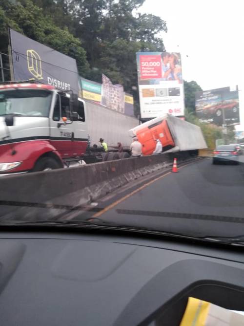 El hecho genera tráfico lento en ambas vías. (Foto: Viajeros en Ruta/Facebook)