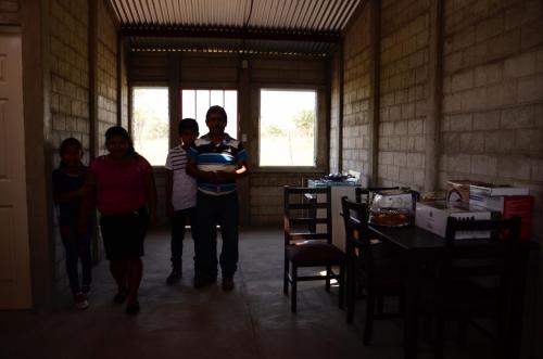 Las familias recibieron el lugar totalmente amueblado. (Foto: Selene Mejía/Soy502)