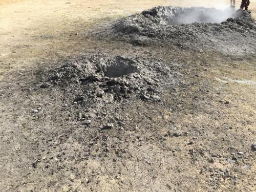 Vista de otros dos agujeros más pequeños formado en la Laguna de Ixpaco. (Foto: Insivumeh)