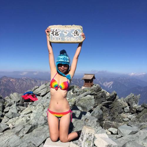 Gigi Wu publicó en octubre de 2015 una fotografía en la cumbre de la montaña Yarigatake, que se encuentra en la lista de las 100 montañas japonesas más famosas. (Foto: Facebook)