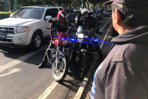 El motorista, quien aparentemente fue chocado, intenta detener a los agentes. (Foto: captura pantalla)