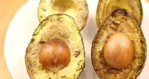 Para comprobarlo llevaron a cabo un experimento sirviendo aguacates verdes y aguacates que se dejaron “dorar” (Foto: captura de pantalla)