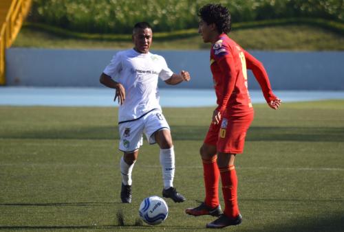 El centrocampista mexicano conduce el balón en el juego ante Comunicaciones B. (Foto: Rudy Martínez/Soy502)