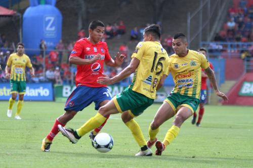 John Méndez disputa el balón con Nixón Flores durante el juego. (Foto: Luis Barrios/Soy502)