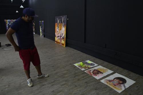 Carlos Pérez se inspira en rostros de migrantes en el mundo y otros temas urbanos. (Foto: archivo/Soy502)