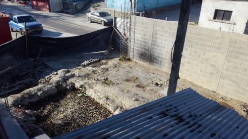 La imagen muestra que el pozo está protegido con nylon de un lado y por otro una pared. Aún hay hierros que quedaron de lo que sería la construcción de una columna. (Foto: Soy502)