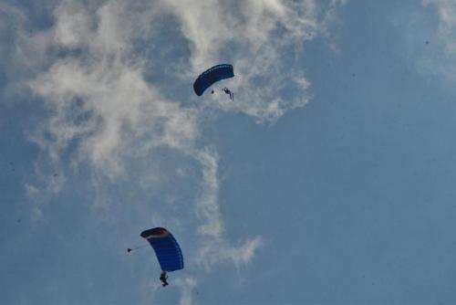 Los paracaidistas dieron un espectáculo previo al evento estelar. (Foto: Jesús Alfonso/Soy502)
