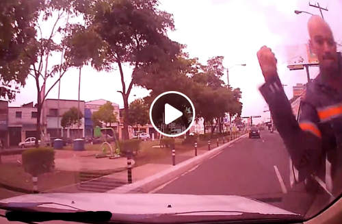 Joe Salas captó el momento en que el busca pleitos le rompe el vidrio con la mano. (Foto: Captura de pantalla)