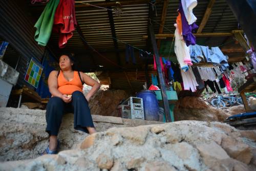 El entones alcalde prometió que entregaría viviendas dignas, pero en muchos casos solo colocaron cuatro palos que sostenían láminas. (Foto: Wilder López/Soy502)