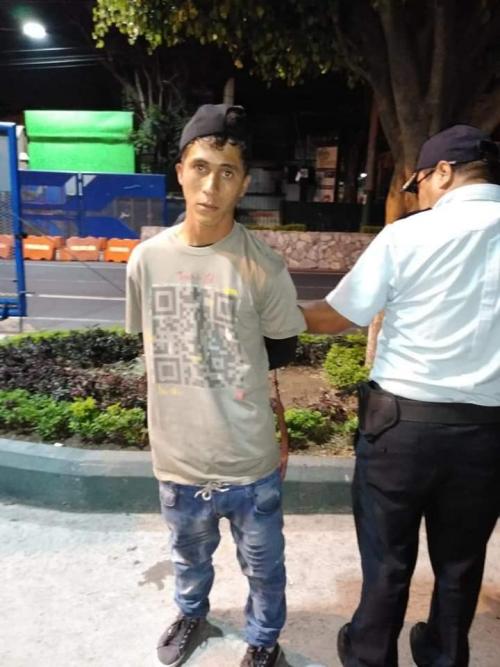 Fue detenido por los vigilantes. (Foto:Facebook)