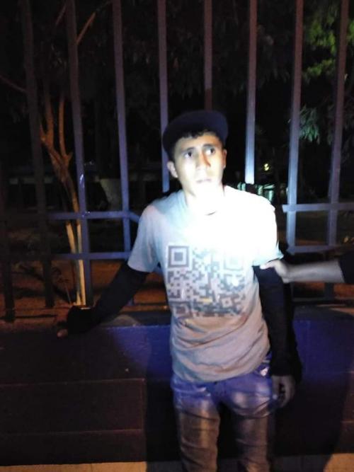 Una de las fotografías tomadas al joven. (Foto: Facebook)