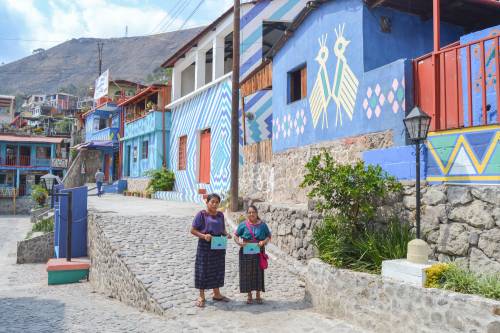 Los artesanos de la localidad hacen las piezas de esta colección de muebles, con el diseño del guatemalteco Diego Olivero. (Foto: West Elm)