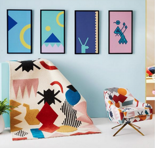 Las figuras que cuentan historias de Atitlán en los huipiles son expuestas como unas obra de arte. (Foto: West Elm)