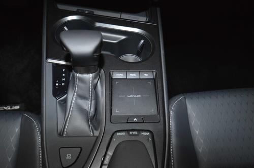 Autoferia, Grupo Cofiño, automóvil, vehículo, UX200, Lexus, Guatemala, ciudad, carretera, seguridad, tecnología, conducción