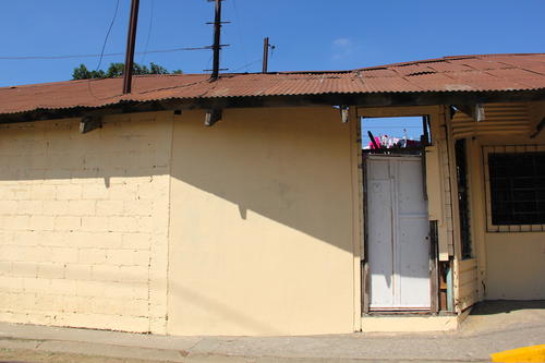 La familia lleva varios meses viviendo en este espacio de FEGUA, pero ya existe un proceso de desalojo. (Foto: Fredy Hernández/Soy502)