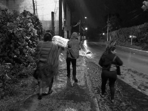 Familiares de Franklin Us Túm cargan el ataúd del menor en brazos y lo llevan a pie hasta su residencia en un aldea de Sacatepéquez, luego que el bebé de 11 meses falleciera en manos de la PGN. (Foto: Twitter Fia @fiaheisenberg)