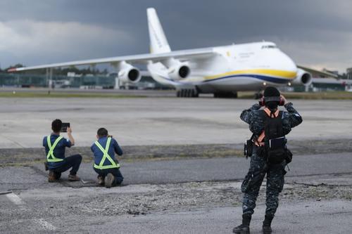 Policías y personal del Aeropuerto Internacional La Aurora aprovecharon para sacarse fotos con la nave. (Foto: Mingob)