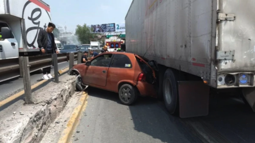 Algunos usuarios en redes sociales culpan al chofer del camión, ya que tuvo al menos 400 metros para frenar y no lo hizo. (Foto: @C5Edomex).