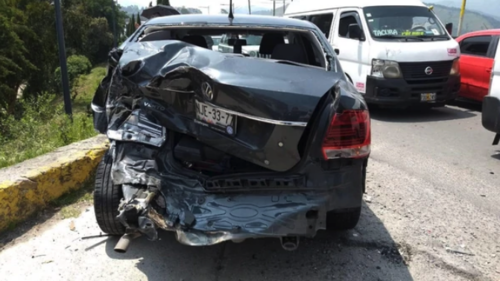 Las cámaras de vigilancia captaron el momento en que un hombre provocó un accidente vial por salvar a un perro en Estado de México. (Foto: @C5Edomex).