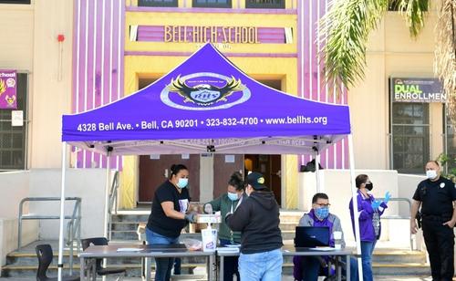 El distrito escolar de Los Ángeles ha distribuido computadores a sus estudiantes para recibir lecciones a distancia. (Foto AFP)