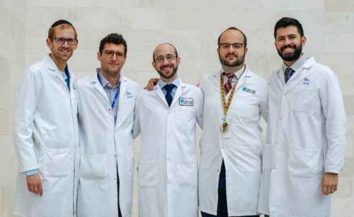 Ríos, en el extremo derecho de la imagen, con otros médicos del hospital del Jacobi Medical Center, ubicado en el Bronx. (Foto: Jacobi Medical Center).